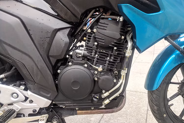 Về sức mạnh, Yamaha FZ25 2019 mới được trang bị động cơ xylanh đơn, SOHC, dung tích 249cc, làm mát bằng gió sản sinh công suất 20 mã lực và mômen xoắn cực đại 20 Nm, đi kèm là hộp số côn tay 5 cấp.