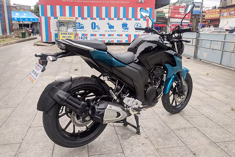 Yamaha FZ25 2019 mới được phát triển dựa trên bộ khung dạng kim cương hay lưới mắt cao và có trọng lượng chỉ 148 kg. Các kích thước cơ bản khác của mẫu naked-bike phân khối nhỏ này bao gồm chiều dài tổng thể 2.015 mm, chiều dài cơ sở 1.360 mm, chiều rộng 770 mm và chiều cao 1.075 mm.
