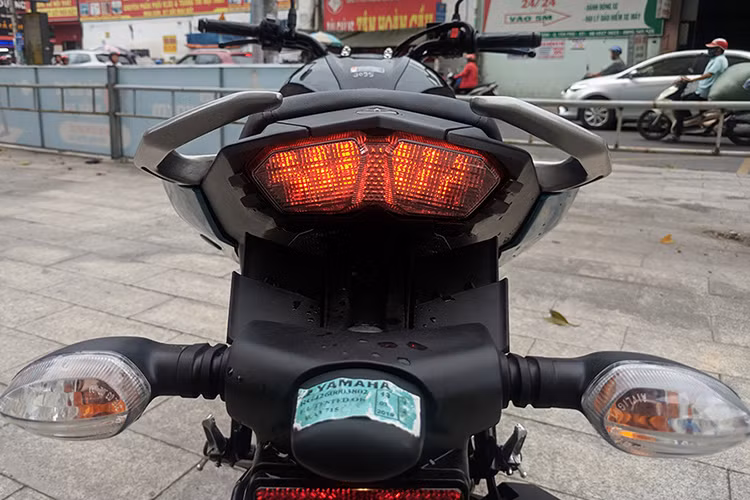 Trong khi đó, đuôi xe có thiết kế khá thể thao và sắc sảo, đèn phanh của xe có thiết kế đôi, có phần nào đó giống đèn phanh của Yamaha MT-09. Yamaha cũng trang bị cho FZ25 cặp tay dắt phía sau được bố trí rất hợp lý, tạo nên vẻ liền mạch cho tổng thể của chiếc naked-bike mới này.