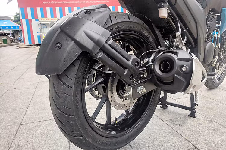 Thiết kế ống xả của xe tuy có kích thước lớn nhưng lại khá ngắn và ăn nhập tốt với tổng thể xe. Do pad biển số có thiết kế thể thao và không tích hợp chắn bùn nên Yamaha đã trang bị cho xe chắn bùn bắt vào càng xe.
