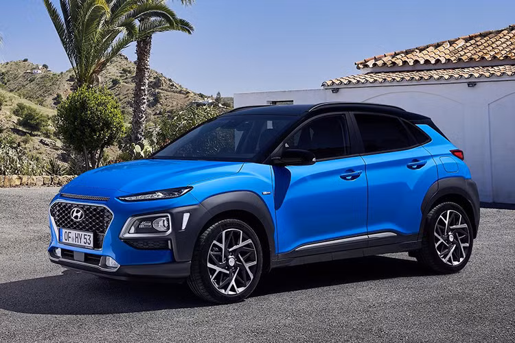 Hyundai Kona là mẫu SUV cỡ B hiện đang được bày bán tại nhiều thị trường kể từ khi ra mắt lần đâu tiên vào năm 2017. Sau khi giới thiệu phiên bản chạy điện của mẫu SUV cỡ B này, hãng xe Hàn Quốc lại tiếp tục vén màn phiên bản Hyundai Kona Hybrid 2019 tại thị trường châu Âu.