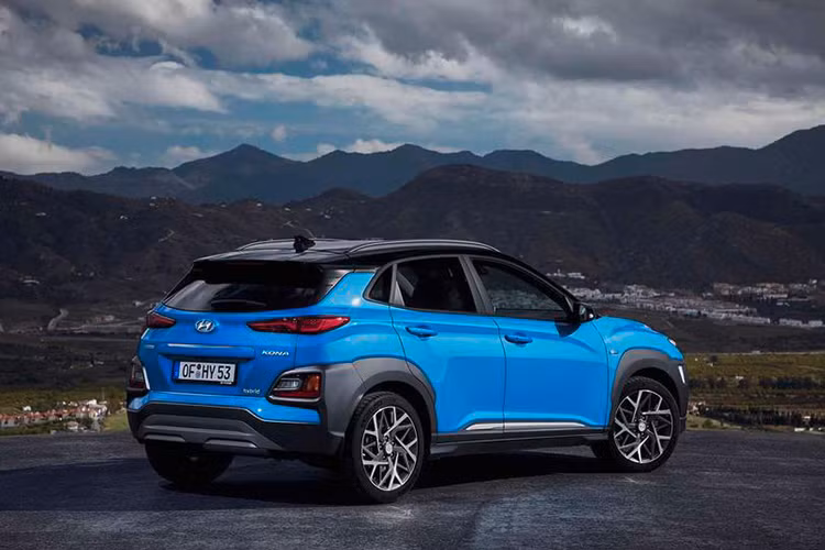 Theo Hyundai, Kona Hybrid 2019 ra đời nhằm đáp ứng nhu cầu của khách hàng châu Âu dành cho xe thân thiện với môi trường. Đây cũng là thị trường đã tiêu thụ gần 120.000 chiếc Kona kể từ năm 2017 đến nay