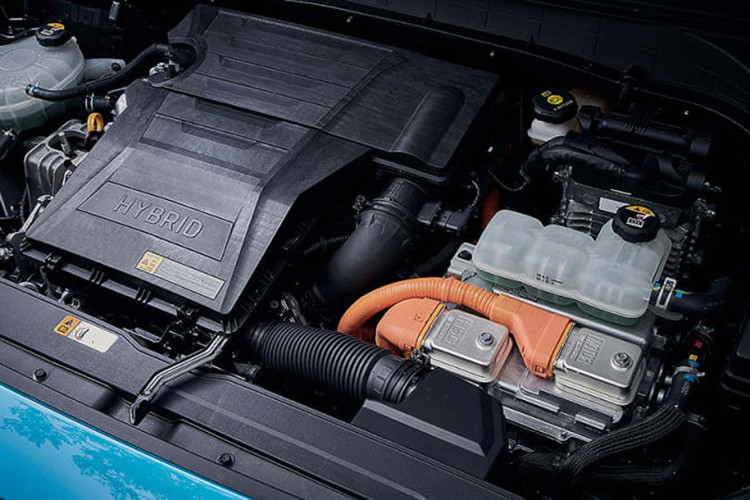 Kona Hybrid mới sở hữu khối động cơ xăng Atkinson GDI 4 xi-lanh, dung tích 1,6 lít, sản sinh công suất tối đa 105 mã lực và mô-men xoắn cực đại 147 Nm. Động cơ này kết hợp với mô-tơ điện nam châm vĩnh cửu có công suất tối đa 43,5 mã lực và mô-men xoắn cực đại 170 Nm. Tổng cộng, xe sở hữu công suất 141 mã lực và mô-men xoắn 265 Nm.
