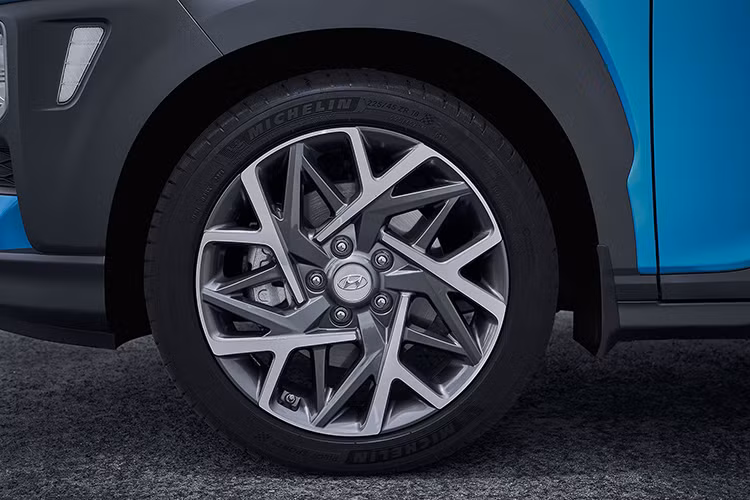 Điểm nhấn của mẫu xe Hyundai Kona Hybrid mới nằm ở phần đầu xe với cụm đèn chiếu sáng được thiết kế theo một phong cách mới. Đèn định vị ban ngày DRL cùng đèn báo rẽ được dời lên trên, tách biệt với cụm đèn chiếu sáng áp dụng công nghệ Bi-LED cho cả 2 chế độ pha-cos đặt ở dưới. Mâm xe có kích thước 18inch nhưng dạng đa chấu được làm mới...