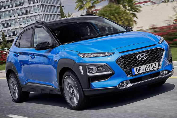 Ngoài ra, xe còn được trang bị hệ thống Predictive Energy Management có nhiệm vụ sạc/ngắt sạc pin khi xe leo dốc và đổ đèo. Hệ thống đảm bảo mô-tơ điện có thể tham gia hỗ trợ khi xe lên dốc và giảm thiểu việc sử dụng động cơ xăng không cần thiết khi đổ đèo. Giá xe Hyundai Kona Hybrid 2019 tại thị trường châu Âu vẫn chưa được công bố.