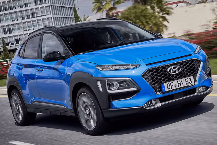 Ngoài ra, xe còn được trang bị hệ thống Predictive Energy Management có nhiệm vụ sạc/ngắt sạc pin khi xe leo dốc và đổ đèo. Hệ thống đảm bảo mô-tơ điện có thể tham gia hỗ trợ khi xe lên dốc và giảm thiểu việc sử dụng động cơ xăng không cần thiết khi đổ đèo. Giá xe Hyundai Kona Hybrid 2019 tại thị trường châu Âu vẫn chưa được công bố.