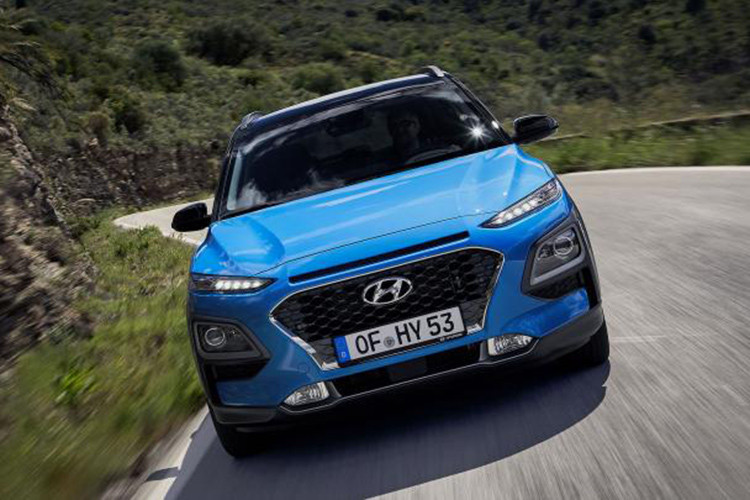 Nguồn cung cấp năng lượng cho mô-tơ điện kể trên là cụm pin lithium-ion polymer 1,56 kWh. Không giống xe hybrid của Nhật Bản, Hyundai Kona Hybrid 2019 lại được trang bị hộp số tự động ly hợp kép 6 cấp với lẫy chuyển số trên vô lăng thay vì loại CVT. Đây cũng là hệ truyền động quen thuộc với những người từng dùng Hyundai Ioniq Hybrid.