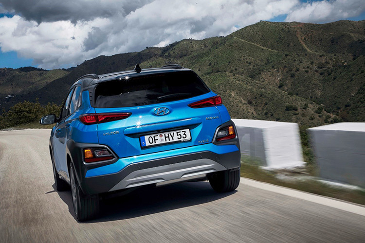 Về thiết kế, Hyundai Kona Hybrid 2019 có ngoại hình không thay đổi gì so với bản thường, trừ logo trên cửa cốp sau, vành la-zăng dành riêng và màu sơn xanh dương Blue Lagoon. Kích thước xe Dài x Rộng x Cao lần lượt là 4.165 x 1.800 x 1.565 (mm), chiều dài cơ sở 2.600mm.