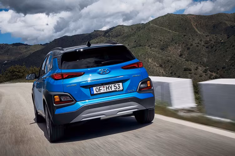 Về thiết kế, Hyundai Kona Hybrid 2019 có ngoại hình không thay đổi gì so với bản thường, trừ logo trên cửa cốp sau, vành la-zăng dành riêng và màu sơn xanh dương Blue Lagoon. Kích thước xe Dài x Rộng x Cao lần lượt là 4.165 x 1.800 x 1.565 (mm), chiều dài cơ sở 2.600mm.