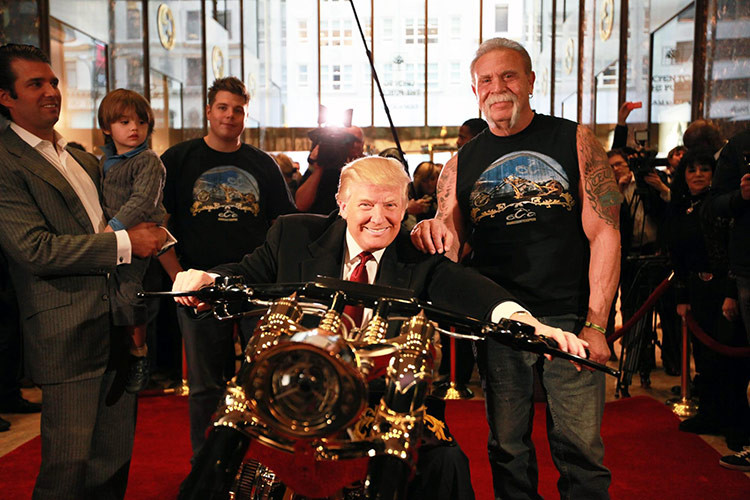  Orange County Choppers Ông Donald Trump từng được tặng một chiếc môtô được đặt làm riêng. Các bộ phận trên xe được làm bằng vàng 24K và khắc tên Donald trên đó. Vào năm 2014, bà Melania đã chia sẻ trên Twitter về chiếc xe được thiết kế phù hợp với tính cách của chồng bà. 