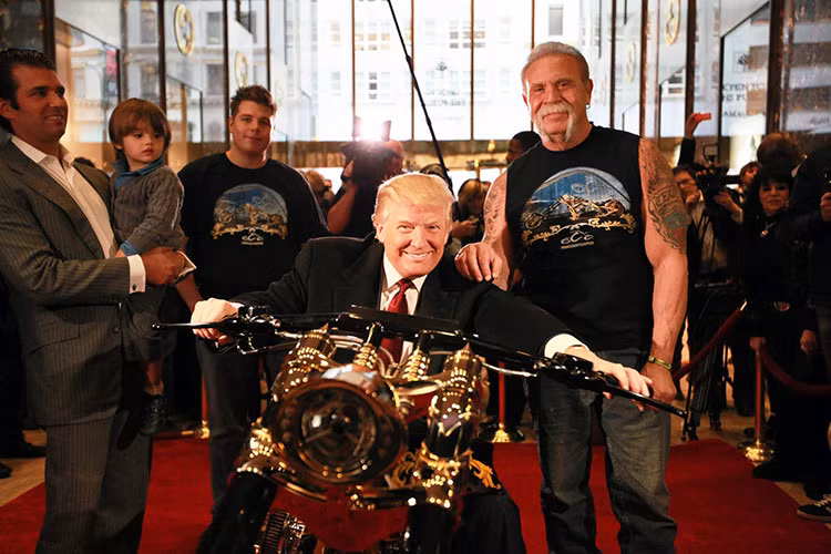  Orange County Choppers Ông Donald Trump từng được tặng một chiếc môtô được đặt làm riêng. Các bộ phận trên xe được làm bằng vàng 24K và khắc tên Donald trên đó. Vào năm 2014, bà Melania đã chia sẻ trên Twitter về chiếc xe được thiết kế phù hợp với tính cách của chồng bà. 