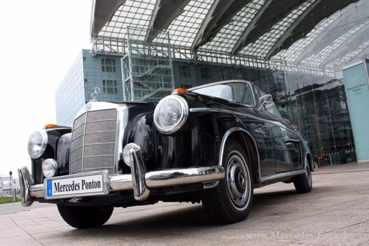  Mercedes 220 SE Ponton Chiếc Mercedes 220 SE Ponton mui trần đời 1959 được bà Melania khoe trên Instagram vào mùa hè năm 2014. Động cơ xăng của SE Ponton sản sinh ra công suất 118 mã lực, có thể tăng tốc 0-96 km/h trong 17 giây. Con gái riêng của tỷ phú Donald Trump là Ivanka Trump cùng chồng của cô cũng từng được nhìn thấy trên chiếc xe này.