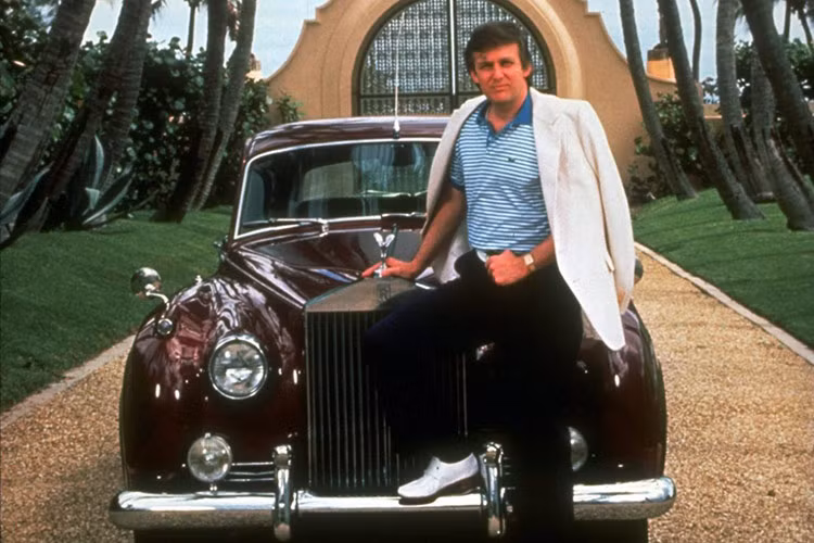 Ngoài ra, gia đình ông Trump được cho là cũng sở hữu một chiếc Rolls-Royce Silver Cloud đời 1956, có thể bán với giá lên tới 112.000 USD tùy thuộc vào tình trạng và lịch sử.