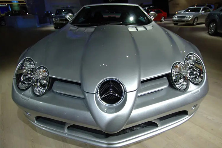  Mercedes McLaren Năm 2006, bà Melania Trump trước khi trở thành đệ nhất phu nhân đã xuất hiện trên tạp chí Vogue, lúc đó đang mang thai con trai Barron. Bà tạo dáng trên chiếc máy bay phản lực của ông Trump và chiếc ôtô cực kỳ hào nhoáng là Mercedes McLaren, xe có thiết kế hai cửa hình cánh chim với công suất 617 mã lực từ động cơ V8 siêu nạp. Xe có giá 600.000 USD.