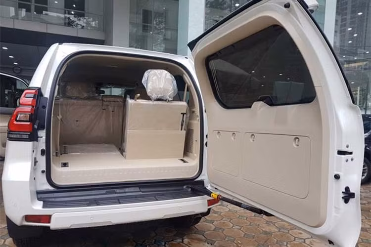 Những trang bị an toàn trên xe Prado phiên bản nâng cấp mới cho năm 2017 sẽ không có nhiều thay đổi, vẫn duy trì như trước đây, gồm; ABS, EBD, BA, ổn định thân xe điện tử, kiểm soát lực kéo và 7 túi khí. Đáng chú ý, mẫu xe mới có thêm kiểm soát hành trình (Cruise Control). 