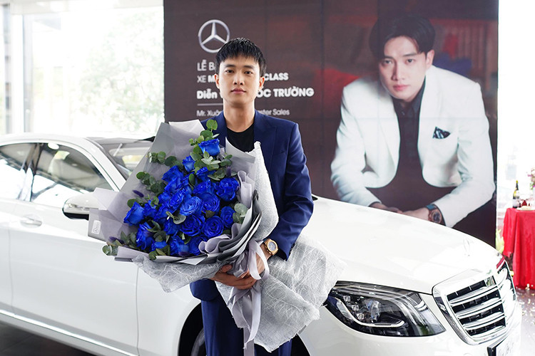 Phiên bản Mercedes-Benz S 450 L Luxury mới sử dụng mâm 5 chấu kép, gương chiếu hậu chỉnh điện tích hợp đèn xi-nhan dạng LED. Cụm đèn hậu dạng LED tái thiết kế, cản sau mới tích hợp chụp ống xả làm từ hợp kim mạ chrome sáng. Xe có kích thước Dài x Rộng x Cao lần lượt là 5.255 x 1.899 x 1.494 mm, chiều dài trục cơ sở 3.165 mm.