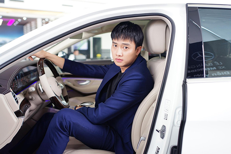 Nội thất xe thay đổi với 2 màn hình 12,3 inch tạo thành khu vực nối liền chuẩn HD. Vô-lăng xe thiết kế 3 chấu thay vì 2 chấu như trước đây. Ghế trước chỉnh điện nhớ 3 vị trí tích hợp sưởi và thông gió, ghế sau masage 6 chố độ khác nhau trong đó có 2 chế độ có thể kết hợp sưởi tạo hiệu ứng masage đá nóng. Phía trước tích hợp sạc điện thoại không dây.