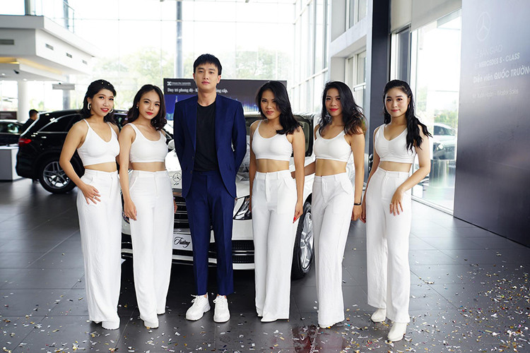 Mẫu xe sang này cũng sở hữu hàng loạt các hệ thống an toàn như: hỗ trợ đỗ xe chủ động, bình chữa cháy, chức năng cảnh báo mất tập trung, chống trượt khi tăng tốc ASR, ổn định thân xe điện tử ESP và hỗ trợ ổn định xe khi gió thổi ngang, camera 360 độ phân giải cao, chức năng cảnh báo Pre- Safe, chống bó cứng phanh ABS, hỗ trợ phanh khẩn cấp.