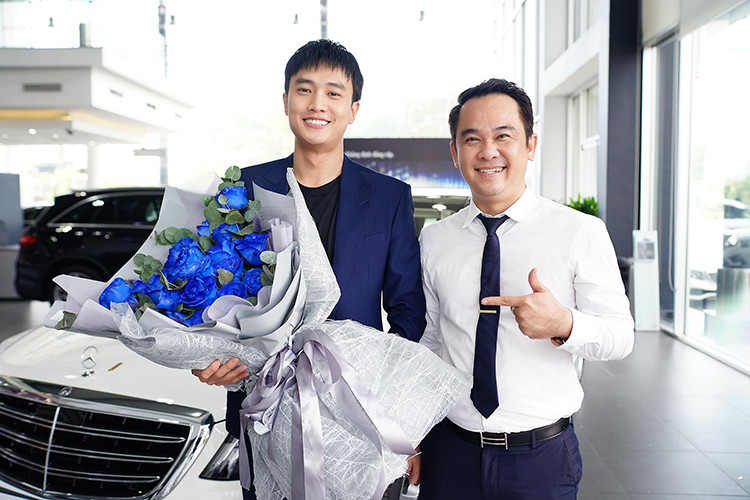 Đây chỉ là phiên bản nâng cấp chứ không phải hoàn toàn mới của mẫu sedan hạng sang này. Chi tiết mới đáng chú ý trên S 450 L Luxury chính là cụm lưới tản nhiệt mới 3 nan kép lấy từ dòng S-Class Maybach cũ, cụm đèn pha Multi-beam LED đi kèm 3 dải đèn LED định vị. Cản trước thay đổi đi kèm hốc hút gió mới liền khối hai bên.