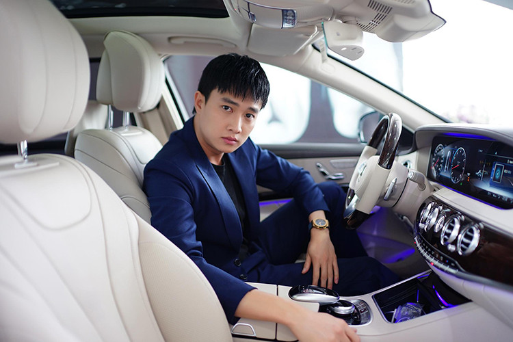 Hệ thống giải trí bao gồm âm thanh Bumester 13 loa công suất 590W, đèn viền nội thất với 64 màu tuỳ chọn, nội thất bọc da cao cấp ốp gỗ bóng Burr Walnut, cửa sổ trời panoramic. Xe có khả năng tương thích Bluetooth, trình duyệt Internet, Apple Carplay, Android và định vị vệ tinh toàn cầu có bản đồ Việt Nam, Camera 360 độ...