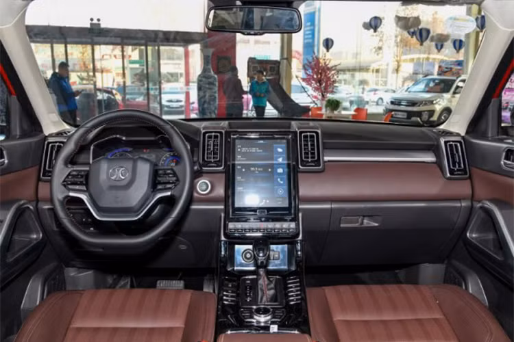 Nội thất chiếc SUV này cũng tương đồng với nhiều xe khác đến từ thương hiệu BAIC đang bán ra tại Việt Nam. Vô-lăng xe là loại 2 thể thao chấu với đa dạng các nút bấm tiện ích. Màn hình trung tâm đặt giữa nằm dọc khiêns nhiều người lầm tưởng đó là một chiếc máy tính bảng.
