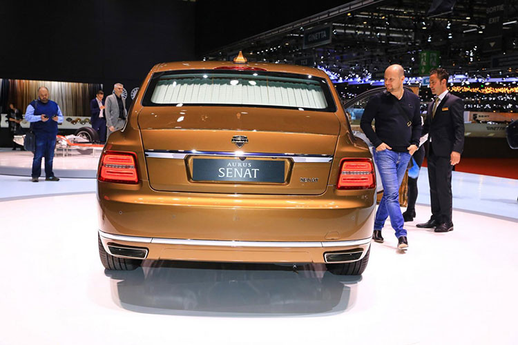 Bên ngoài, Aurus Senat limousine và Senat sedan gần như giống hệt nhau, chỉ khác ở kích thước. Đồng thời, cặp đôi xe sang này có một số chi tiết ngoại thất giống Rolls-Royce như lưới tản nhiệt cỡ lớn, đi kèm nan dọc mạ crôm, đèn pha LED, vỏ gương ngoại thất và bộ vành hợp kim.