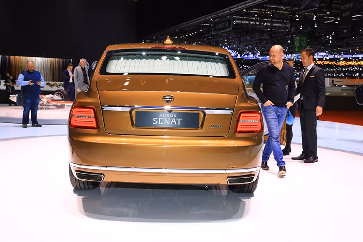 Bên ngoài, Aurus Senat limousine và Senat sedan gần như giống hệt nhau, chỉ khác ở kích thước. Đồng thời, cặp đôi xe sang này có một số chi tiết ngoại thất giống Rolls-Royce như lưới tản nhiệt cỡ lớn, đi kèm nan dọc mạ crôm, đèn pha LED, vỏ gương ngoại thất và bộ vành hợp kim.