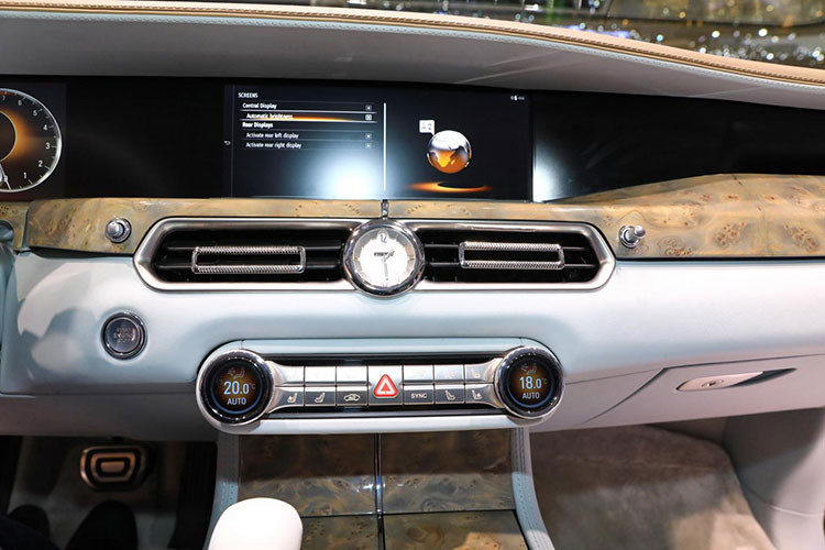 Trên mặt táp-lô của Aurus Senat xuất hiện 2 màn hình kỹ thuật số cỡ lớn. Một màn hình nằm trước mặt người lái, đóng vai trò bảng đồng hồ. Màn hình còn lại nằm trên cụm điều khiển trung tâm như giao diện chính cho hệ thống thông tin giải trí. Ngoài ra, Aurus Senat còn được trang bị mặt táp-lô cao cấp và ghế êm ái.