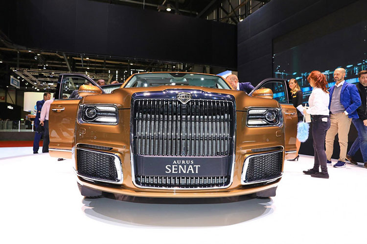 Thu hút sự chú ý hơn cả là chiếc limousine bọc thép chống đạn Aurus Senat. Chiếc xe limousine này sở hữu chiều dài 6.630 mm và chiều dài cơ sở 4.300 mm. Hai thông số này nhỉnh hơn cả Rolls-Royce Phantom EWB và Maybach 62 cũ. Trong khi đó, chiếc Aurus Senat sedan nhỏ hơn với chiều dài 5.630 mm và chiều dài cơ sở 3.300 mm.