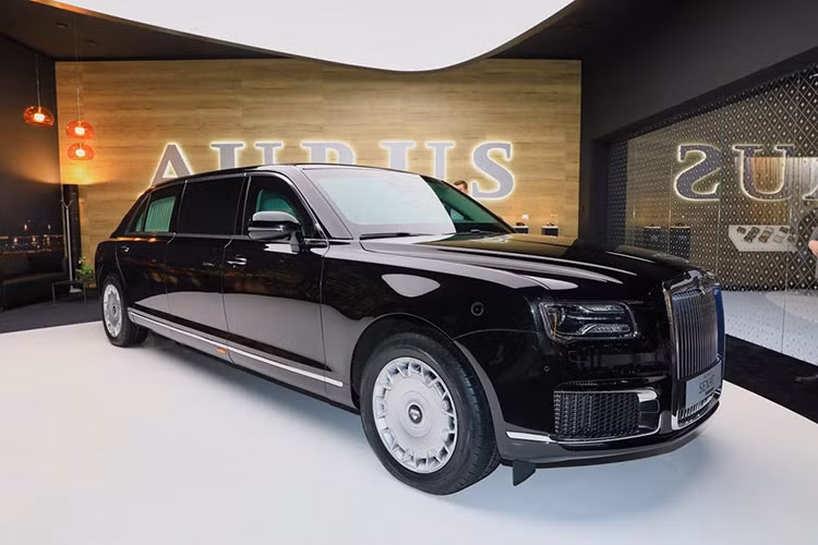 Đáng tiếc là thương hiệu Aurus chỉ dự định sản xuất đúng 150 chiếc Senat và Senat Limousine trong 2 năm đầu tiên. Hiện toàn bộ những chiếc sedan hạng sang Senat dự định xuất xưởng trong năm 2019 và 2020 đều đã có người đặt mua. Giá xe sang Aurus Senat limousine và Senat sedan chưa được công bố chính thức.