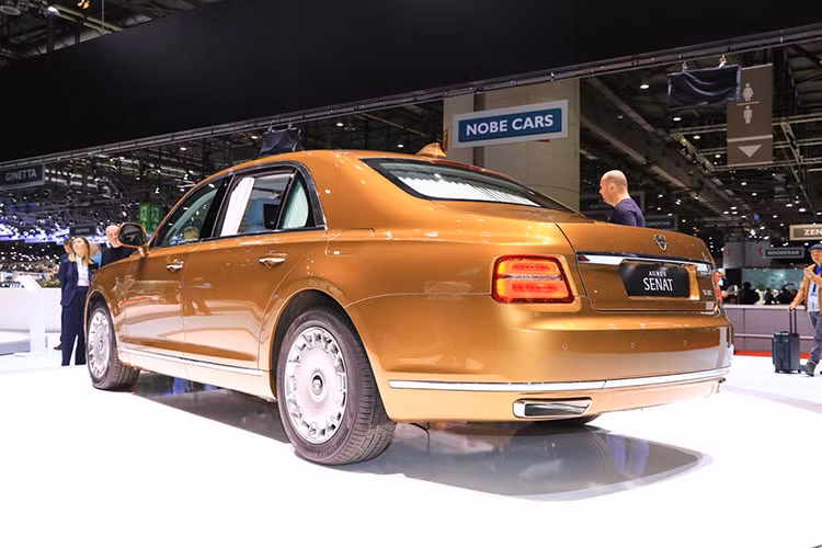 Aurus là thương hiệu mới được thành lập tại Nga và chịu trách nhiệm sản xuất xe cho Tổng thống Vladimir Putin. Tham gia triển lãm Ô tô Geneva 2019, Aurus mang đến 2 mẫu xe là Senat sedan và Senat limousine. Cả hai mẫu xe này từng góp mặt trong đoàn ôtô phục vụ Tổng thống.