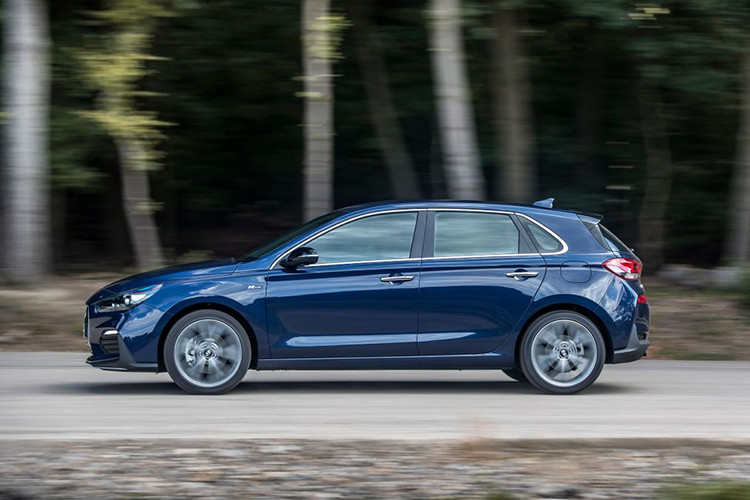 Về cơ bản, những chiếc Hyundai N Line cũng sở hữu các thay đổi về thiết kế tương tự nhưng không có các nâng cấp hiệu năng như Hyundai N thực thụ. Vào tháng 7 năm ngoái, mẫu xe đầu tiên thuộc dòng này là Hyundai i30 N Line đã vừa được ra mắt và mới đây, hãng xe Hàn đã tiếp tục tung ra phiên bản với giá rẻ hơn nữa cho nó.