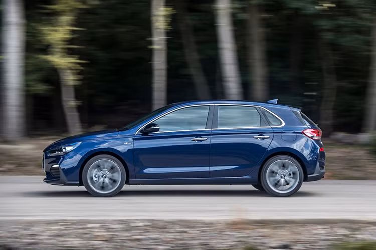 Về cơ bản, những chiếc Hyundai N Line cũng sở hữu các thay đổi về thiết kế tương tự nhưng không có các nâng cấp hiệu năng như Hyundai N thực thụ. Vào tháng 7 năm ngoái, mẫu xe đầu tiên thuộc dòng này là Hyundai i30 N Line đã vừa được ra mắt và mới đây, hãng xe Hàn đã tiếp tục tung ra phiên bản với giá rẻ hơn nữa cho nó.