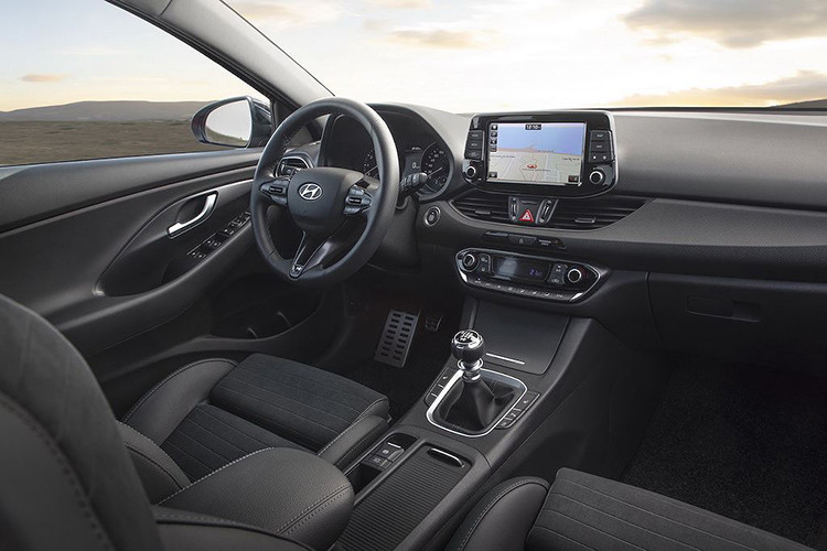 Dù có giá "mềm" nhưng chiếc xe vẫn được trang bị khá nhiều tiện nghi tiêu chuẩn như ghế thể thao bọc vải, vô-lăng cùng cần số có logo N, hệ thống thông tin giải trí với màn hình 8 inch cảm ứng được tích hợp các kết nối smartphone, hệ thống giữ ga tự động, khóa không cần chìa, camera lùi.