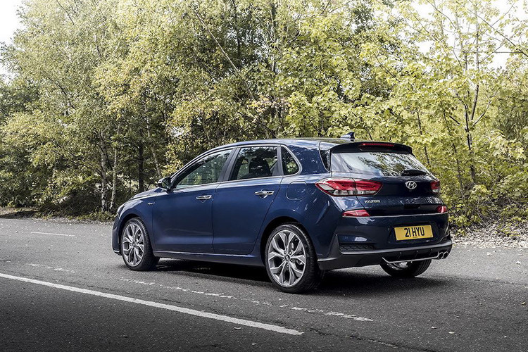 Điểm cắt giảm lớn nhất của chiếc xe nằm ở dưới nắp ca-pô. Thay vì động cơ xăng 1.4l tăng áp như các phiên bản i30 N Line khác, model mới chỉ được trang bị máy xăng turbo 3 xi-lanh thẳng hàng có dung tích khiêm tốn 1.0l. Động cơ này cho công suất tối đa 120PS và mô-men xoắn cực đại 171Nm.