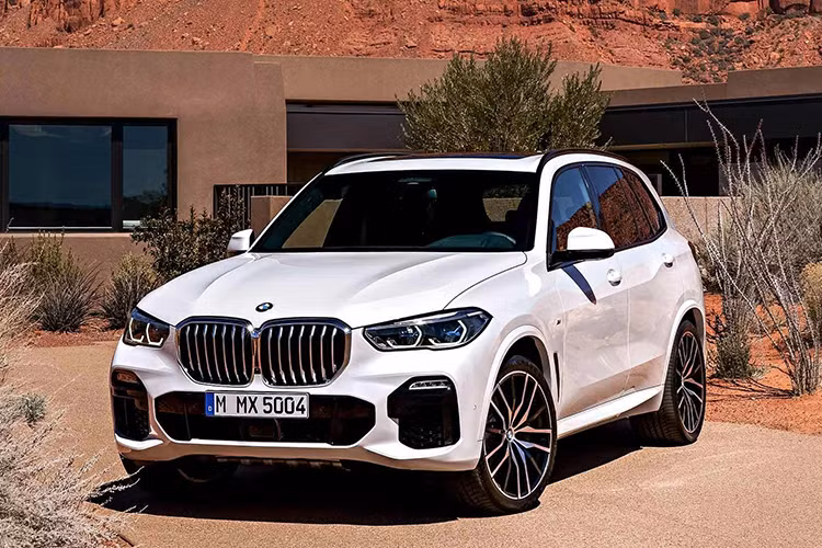 Với SUV hạng sang trong năm 2019, nhiều khả năng người yêu xe Việt sẽ được chào đón sự có mặt của BMW X5 – một mẫu xe huyền thoại một thời trong giới nhà giàu Việt Nam. Động thái rõ ràng nhất để trông chờ về điều này đó là trang web của BMW Việt Nam đã không còn hiển thị dòng xe X5 2018 nữa, chính vì vậy rất có thể trong thời gian tới sẽ thay vào đó là X5 2019.
