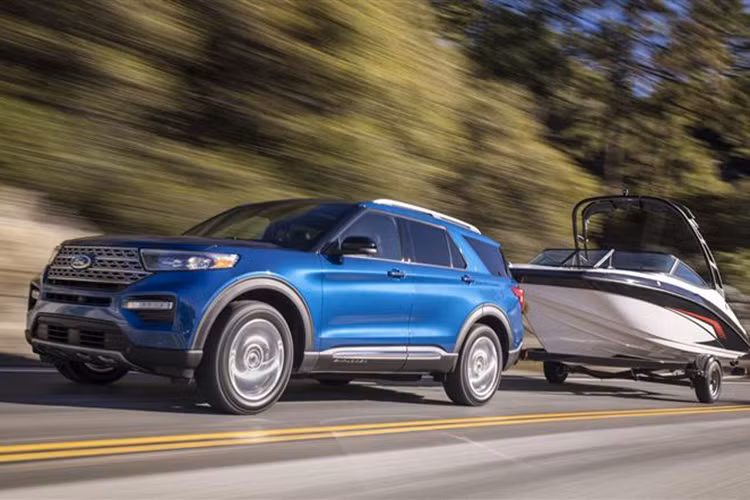 Trong danh sách những mẫu xe đáng mong đợi nhất có thể cập bến trong năm 2019 thì không thể nào bỏ qua được Ford Explorer. Đây là mẫu SUV full-size tầm trung được khá nhiều người tiêu dùng Việt săn đón. Nó được ví như một chiếc Range Rover giá rẻ cho những ai yêu thích sự rộng rãi, sang trọng và khả năng vận hành ổn định.