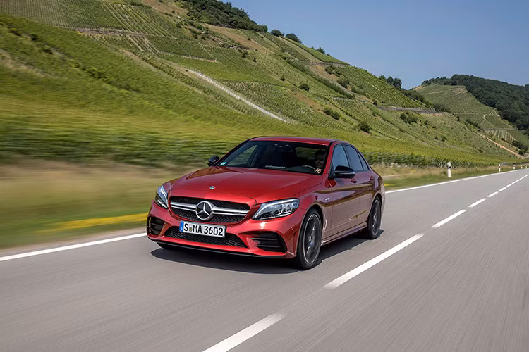 Theo tìm hiểu, C-Class 2019 đã có mặt tại Việt Nam từ cuối năm 2018. Xe sở hữu động cơ tăng áp 1.5L cho C200 2019 và tăng áp 2.0L cho C300 AMG 2019. Đối với động cơ turbo 1.5L sẽ được kết hợp cùng với một động cơ điện EQ Boost 48 Volt có khả năng hỗ trợ thêm 13 mã lực công suất và 160 Nm mô-men xoắn. Còn động cơ tăng áp 2.0L được tinh chỉnh lại để tạo ra sức mạnh lớn hơn trước đạt công suất tối đa là 255 mã lực và 370 Nm mô-men xoắn cực đại.