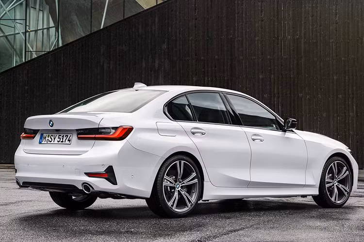 Ở thế hệ mới BMW 3-Series đã có một cuộc cải cách lớn từ ngoại thất cho tới nội thất. Tại Châu Á BMW 3-Series tạm thời sẽ được bán ra với duy nhất bản 330i, sử dụng động cơ tăng áp 2.0 lít 4 xi-lanh sản sinh 225 mã lực và 400Nm mô-men xoắn cực đại. BMW 3-Series 2019 hứa hẹn sẽ về Việt Nam sớm và có mức giá không đổi.
