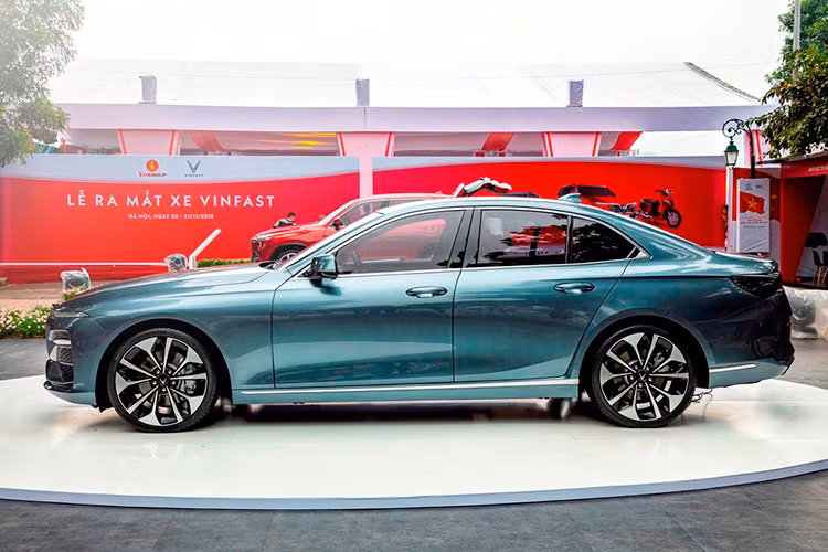 Theo công bố từ nhà sản xuất xe VinFast, mẫu LUX A2.0 sẽ được trang bị động cơ xăng tăng áp 2.0 lít 4 xi-lanh, cho ra hai mức công suất 174 mã lực / 300Nm mô-men xoắn cực đại tiêu chuẩn và 228 mã lực / 350Nm. Mẫu sedan hạng sang đầu tiên mang thương hiệu Việt Nam được bán ra với mức giá 1,366 tỷ đồng.