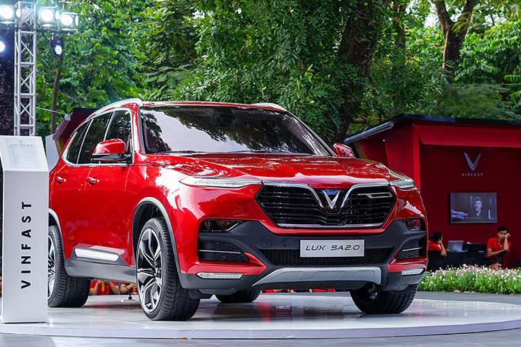 Cũng tương tự như LUX A2.0, dòng xe phân khúc SUV đầu tiên mang thương hiệu Việt cũng được phát triển từ nền tảng của BMW và cụ thể là mẫu X5 chứ danh. Đặc biệt, LUX SA2.0 còn có hệ thống treo khí nén tiên tiến, điều mà hiếm chiếc xe hạng sang nào tại Việt Nam có được trong tầm giá 1,818 tỷ đồng.