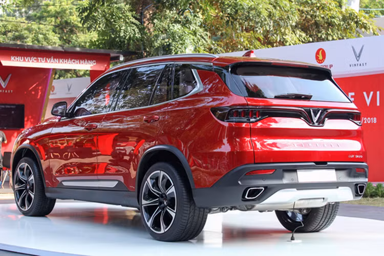 Về truyền động LUX SUV cũng được sử dụng đông cơ tăng áp 2.0 lít nhưng mạnh mẽ không kém động cơ 3.0 lit với mức công suất là 228 mã lực, mô-men xoắn cực đại 350Nm. Tất cả các phiên bản đều được ghép nối với hộp số tự động ZF 8 cấp và dẫn động cầu sau tiêu chuẩn, tùy chọn là dẫn động 4 bánh.