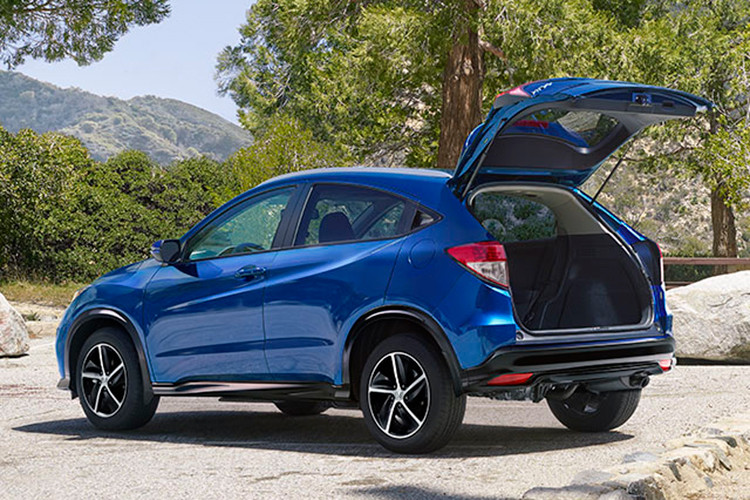 BR-V được bố trí với số chỗ ngồi là 5+2, sở hữu thiết kế có nhiều nét tương đồng với đàn anh CR-V. Mẫu crossover MPV của Honda được trang bị khối động cơ 1.5L cho công suất 118 mã lực, kết hợp số tự động vô cấp hoặc số sàn 6 cấp. Theo một vài dự đoán, mẫu xe này sẽ được Honda Việt Nam nhập khẩu về trong năm 2019 với mức giá thấp hơn HR-V.