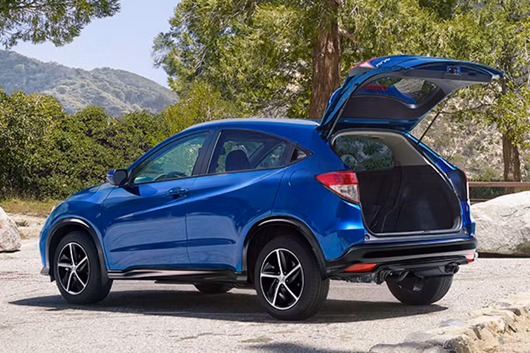 BR-V được bố trí với số chỗ ngồi là 5+2, sở hữu thiết kế có nhiều nét tương đồng với đàn anh CR-V. Mẫu crossover MPV của Honda được trang bị khối động cơ 1.5L cho công suất 118 mã lực, kết hợp số tự động vô cấp hoặc số sàn 6 cấp. Theo một vài dự đoán, mẫu xe này sẽ được Honda Việt Nam nhập khẩu về trong năm 2019 với mức giá thấp hơn HR-V.