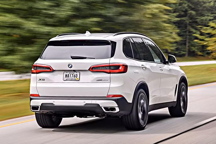 Được ra mắt công chúng vào giữa năm 2018 và có tên mã nội bộ là G05, BMW X5 2019 hoàn toàn mới đại diện cho một bước tiến rõ rệt so với mẫu xe tiền nhiệm. X5 mới to lớn hơn, sang trọng hơn và hiện đại hơn hẳn so với đời cũ. Mẫu xe này hứa hẹn sẽ gia tăng khả năng cạnh tranh trong phân khúc và mang về nhiều lợi nhuận hơn cho thương hiệu. 