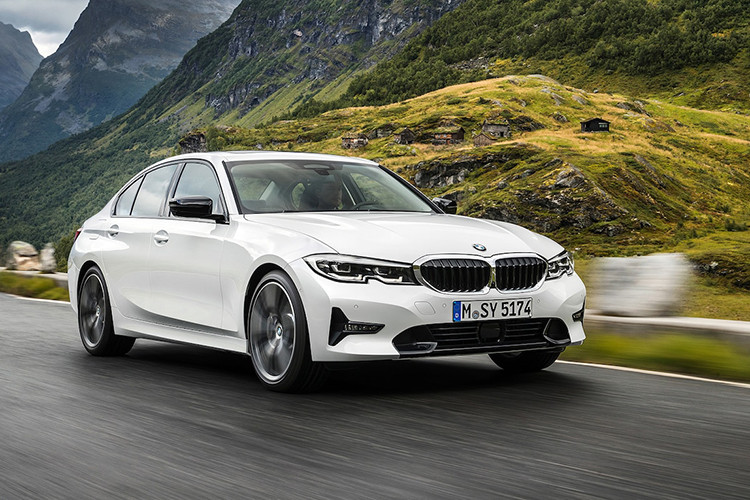Là đối thủ truyền kiếp với Mercedes-Benz C-Class, nhưng năm vừa qua do một vài khó khăn về việc phân phối khiến các sản phẩm của BMW khá im ắng tại thị trường Việt, dẫn đến BMW 3-Series khá thất thế so với đối thủ đồng hương của mình. Với lần trở lại này, rất nhiều hy vọng BMW 3-Series 2019 sẽ làm nên chuyện tại Việt Nam.