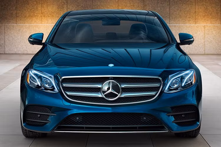 Dự kiến E350 2019 cũng sẽ chính thức được ra mắt khách hàng Việt sau Tết Kỷ Hợi. Được biết, E350 mới sẽ được trang bị động cơ tăng áp 2.0 lít 4 xi-lanh kết hợp cùng một động cơ điện EQ Boost 48V tương tự C-Class 2019 cho tổng công suất 299 mã lực và mô-men xoắn 400Nm. Xe dùng hộp số tự động 9 cấp 9G-Tronic Plus.