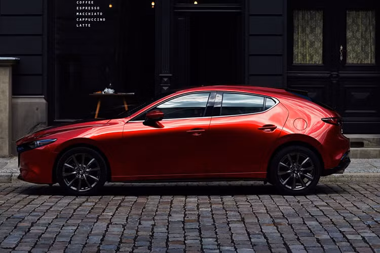 Bên cạnh thiết kế bắt mắt cả ngoại thất đến nội thất, Mazda3 2019 còn sở hữu động cơ hoàn toàn mới SkyActiv-X với công nghệ Spark Controlled Compression Ignition (tạm dịch: đốt trong có kiểm soát). Với động cơ mới này sẽ đem lại hiệu quả vận hành tốt hơn và đặc biệt giúp tiết kiệm nhiên liệu đáng kể. Tại Việt Nam, hiện các đại lý chính hãng đã hé lộ giá bán cho mẫu Mazda3 thế hệ mới với giá khởi điểm từ 669 triệu đồng.