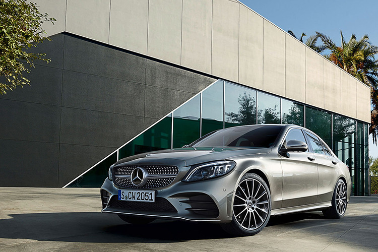 Mercedes-Benz C-Class 2019 sẽ bắt đầu cho một loạt các mẫu xe hạng sang tiếp theo trong danh sách này. C-Class là một mẫu sedan hạng C đắt tiền rất phổ biến tại Việt Nam. Xét về doanh số, đây là chiếc xe luôn được người tiêu dùng ưu tiên lựa chọn trong bộ "3 ông lớn" xe sang đến từ Đức.