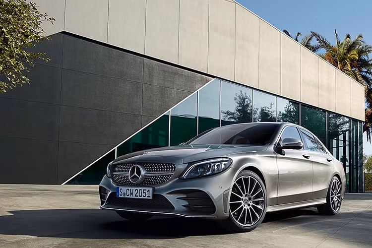 Mercedes-Benz C-Class 2019 sẽ bắt đầu cho một loạt các mẫu xe hạng sang tiếp theo trong danh sách này. C-Class là một mẫu sedan hạng C đắt tiền rất phổ biến tại Việt Nam. Xét về doanh số, đây là chiếc xe luôn được người tiêu dùng ưu tiên lựa chọn trong bộ "3 ông lớn" xe sang đến từ Đức.